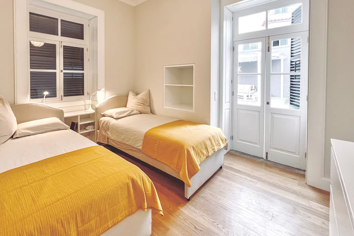 Dhoma e tretë e gjumit me qasje të drejtpërdrejtë në ambientin e jashtëm të sallonit