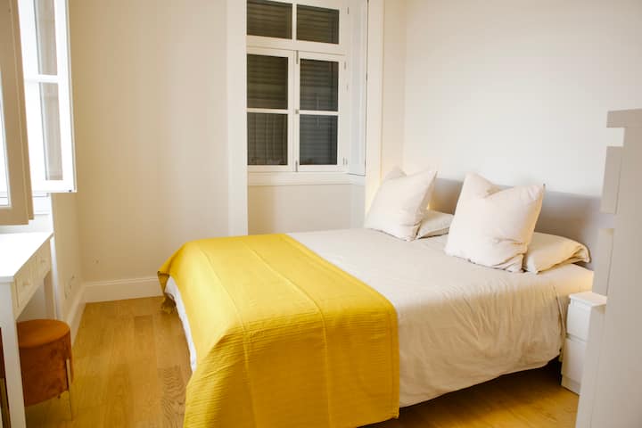 Dhoma e dytë e gjumit me krevat dopio "queen", pamje nga oqeani dhe hyrje në ballkon