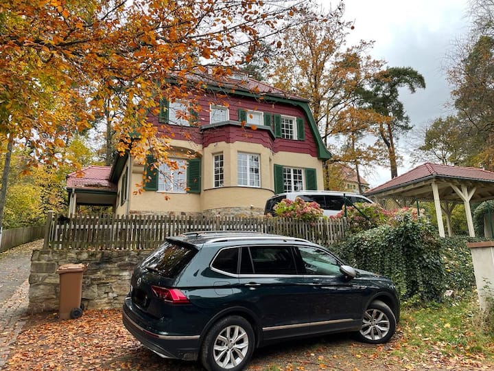 Quiet (2 rooms + bathroom) in the roof of a villa