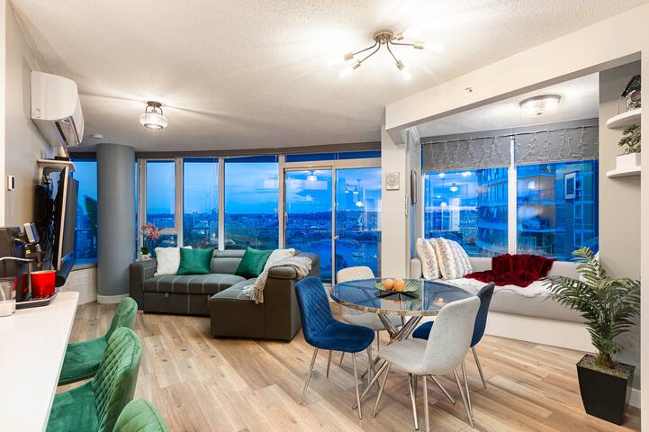 Stunning view! AC/Office/ Pool/Gym/Free parking gallery image 2