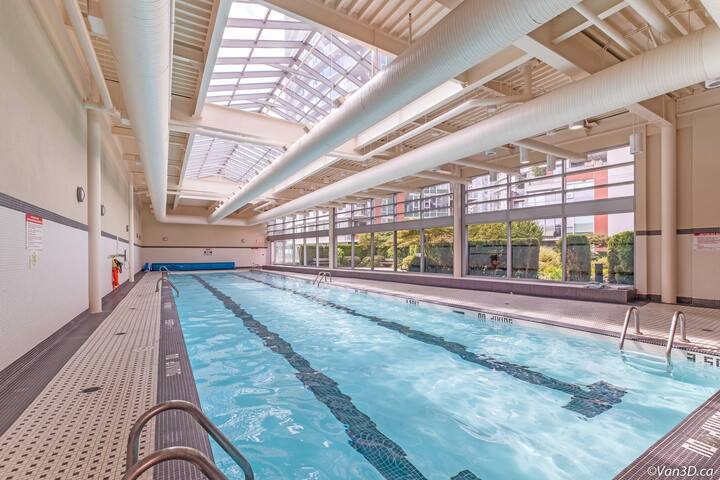 Stunning view! AC/Office/ Pool/Gym/Free parking gallery image 3