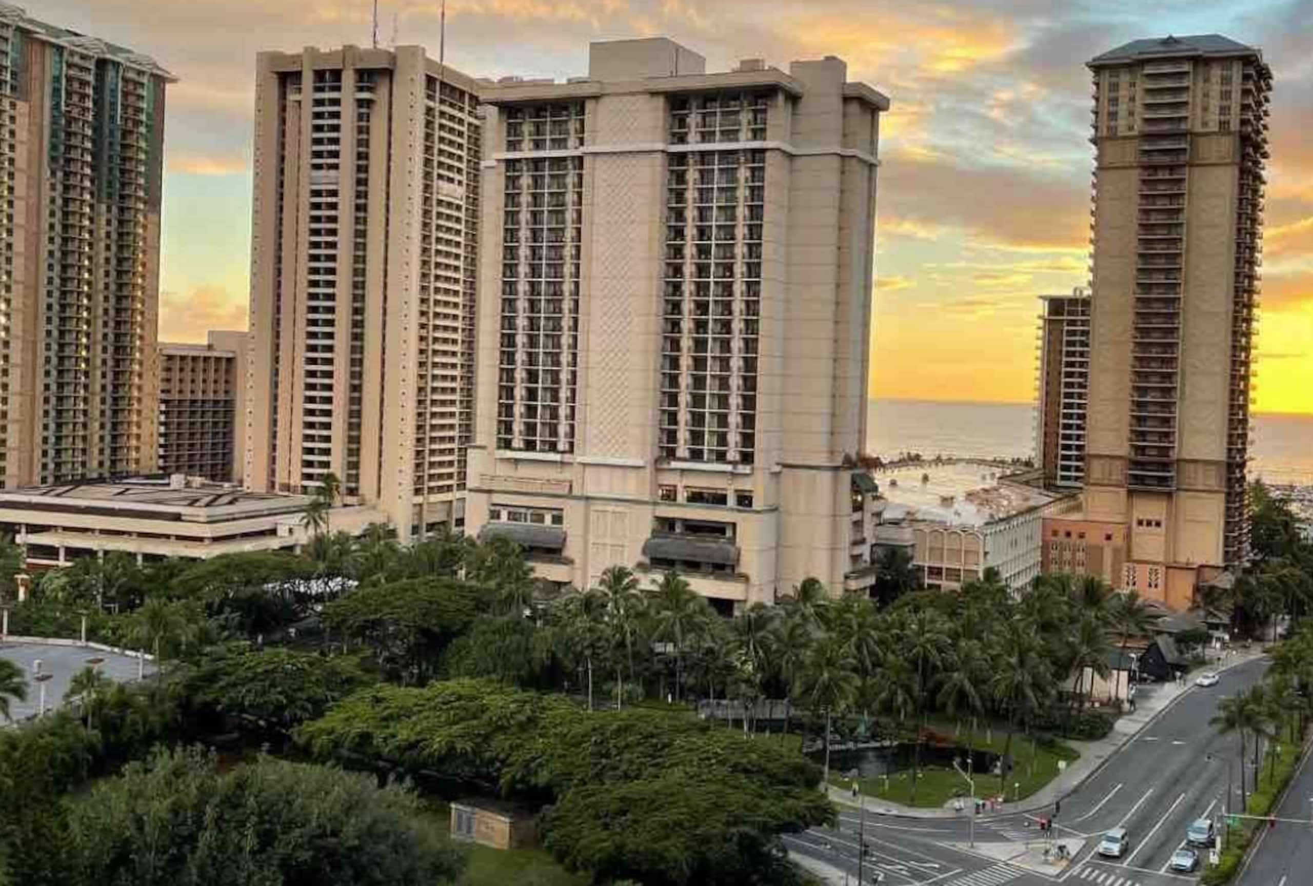 Condo in Honolulu · ★4.93 · 1 bedroom · 1 bed · 1 bath - Image 17