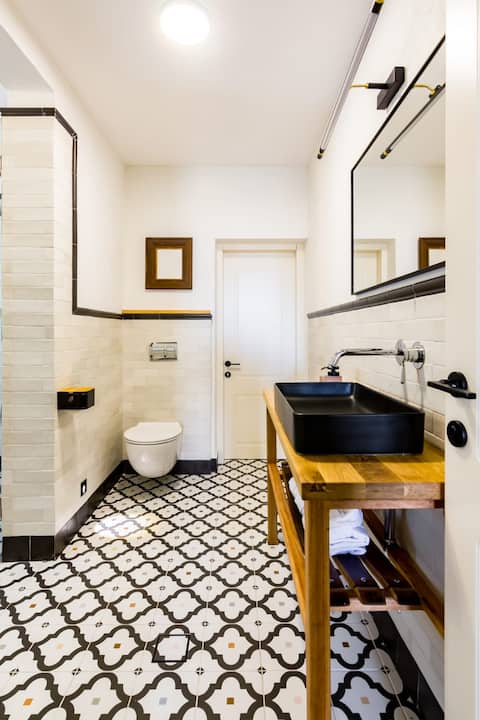 A different style guest unit in the heart of the Moshava, near the pedestrian mall
