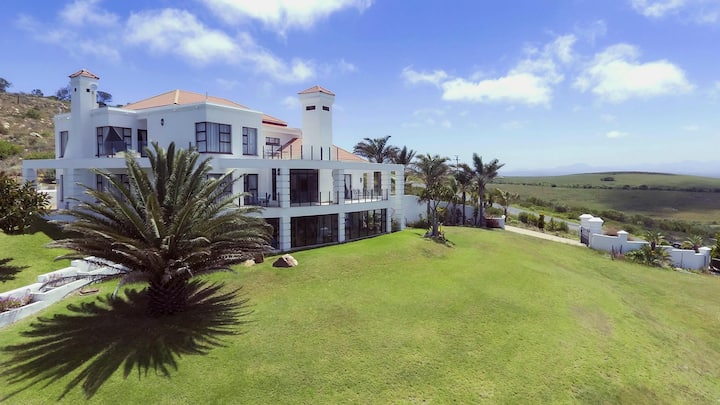 Kenya Room @ Fly Me To The Moon Guesthouse - Mossel Bay