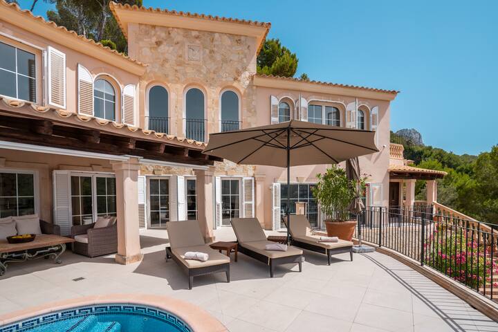 Villa with breathtaking views over the port gallery image 3