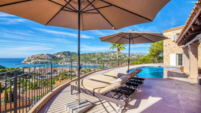 Villa with breathtaking views over the port gallery image 4