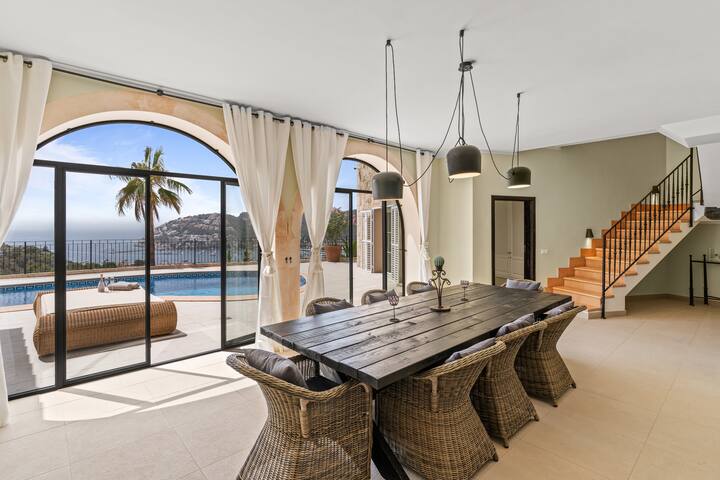 Villa with breathtaking views over the port gallery image 5