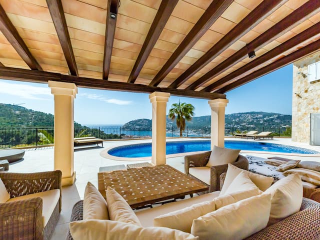 Villa with breathtaking views over the port