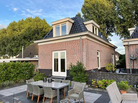 Spacious guesthouse in Hoofddorp near Schiphol