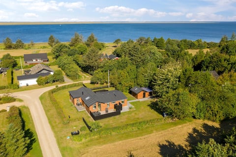 Large 8-person cottage only 100 m from the water's edge