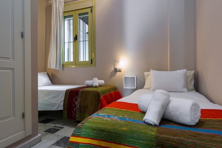 חדר שינה שני עם מיטות זוגיות נוחות וחדר רחצה פרטי שני