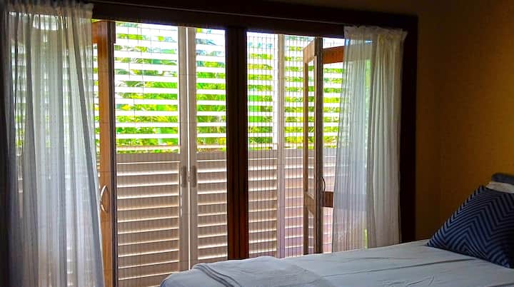 غرفة حديقة بظلال في الشرفة. سرير بحجم كبير أو سريرين مفردين.