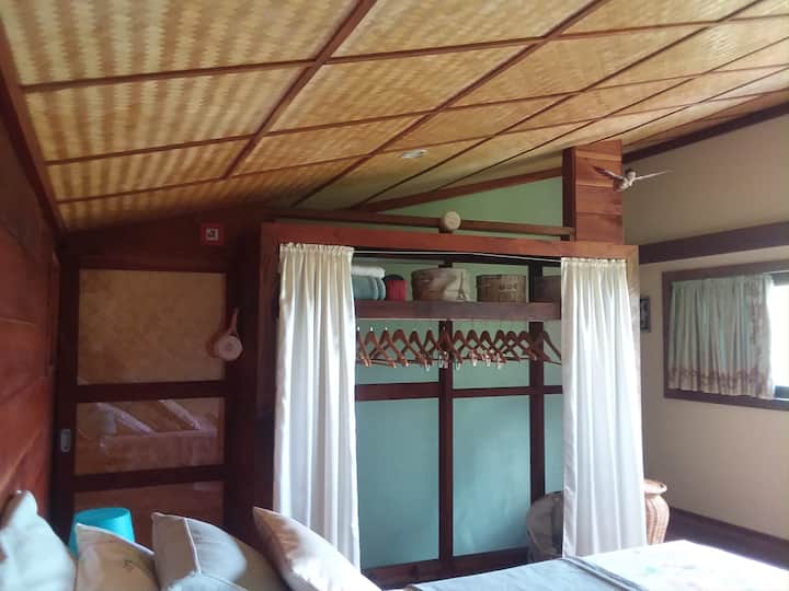 غرفة رئيسية بمرحاض.