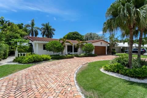 Beachside 4 Bedroom home with large pool