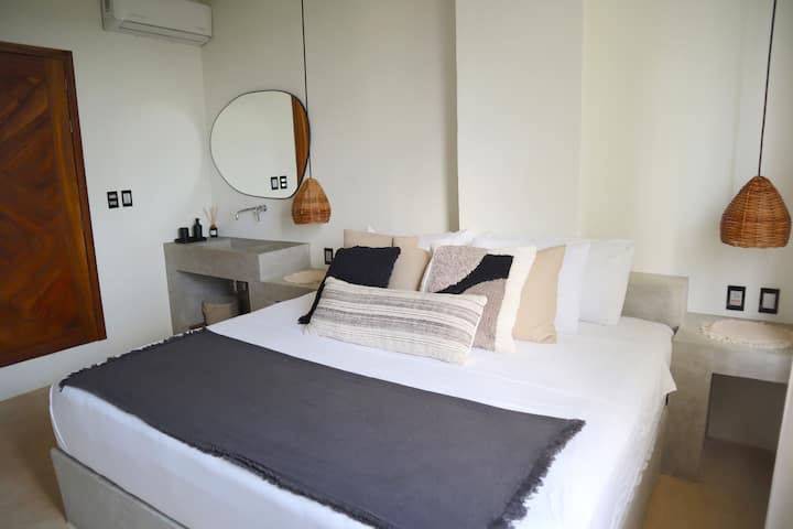 Една од спалните соби со брачен кревет и приватна бања. (Спална соба 2)