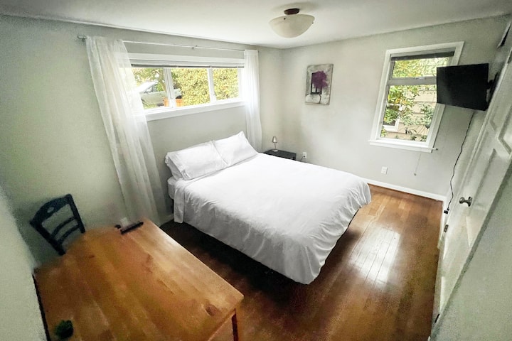 Dhomë gjumi kryesore e pastër dhe e ndriçuar natyrshëm me hije, dollap të madh dhe Netflix gati për përdorim.