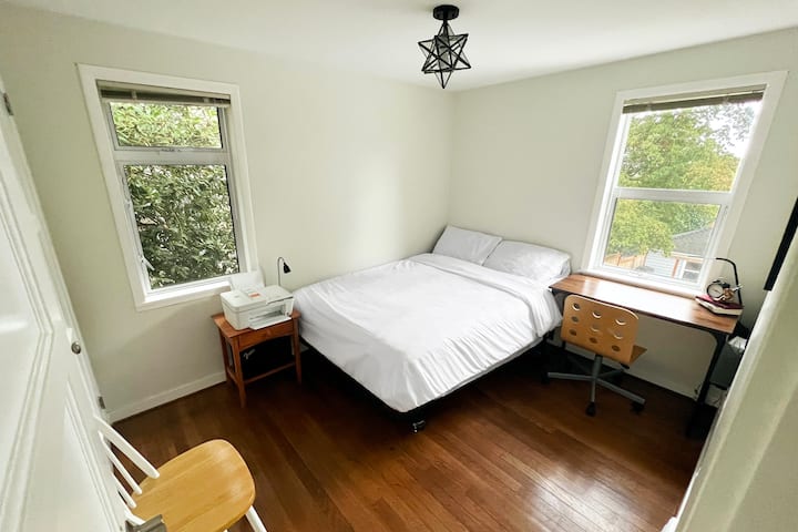 Dhoma e dytë e gjumit, e ndriçuar natyrshëm. Pamje e bukur nga mali, hapësirë pune e dedikuar, printer dhe hapësirë dollapi.