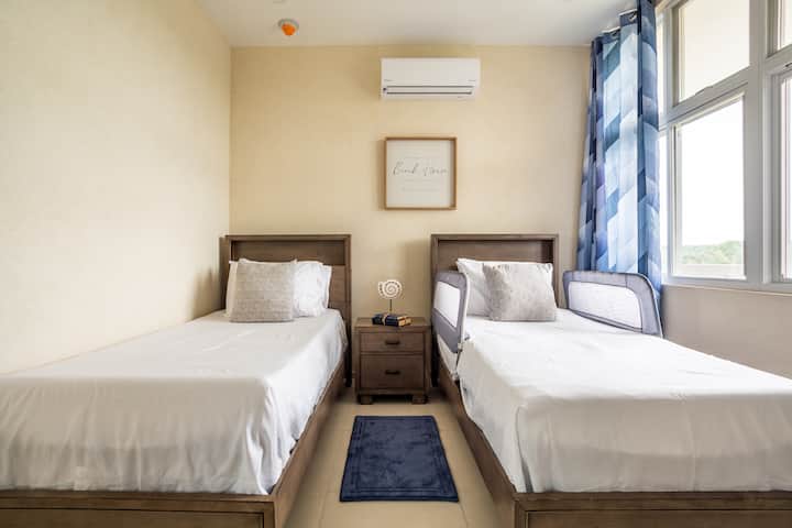 ตัวเลือกที่ 1: ผ่อนคลายในห้องนอนที่หลากหลายและน่าอยู่นี้ มีเตียงคู่ 2 เตียง มีราวเตียงให้บริการตามคำขอสำหรับครอบครัวที่เดินทางกับเด็กเล็ก มีเตียงเด็กอ่อนให้บริการตามคำขอสำหรับครอบครัวที่เดินทางพร้อมทารก 