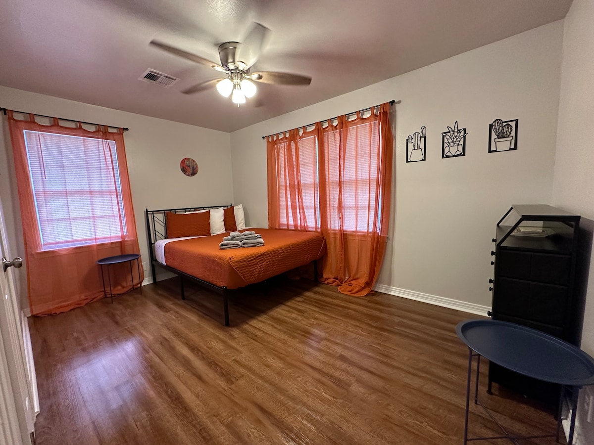 ห้องพักที่นอนขนาดควีนไซส์ตู้เสื้อผ้าขนาดเล็ก