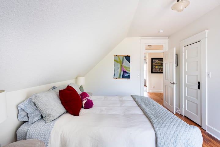 Chambre principale - La porte du lit Queen Size ouvre le palier principal