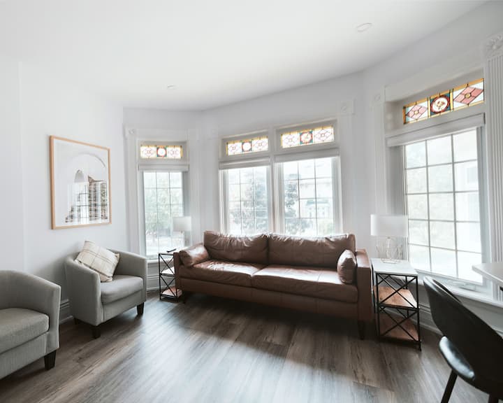 Luxury Modern Apartment In Downtown Century Home - Peterborough, ON, Canadà
