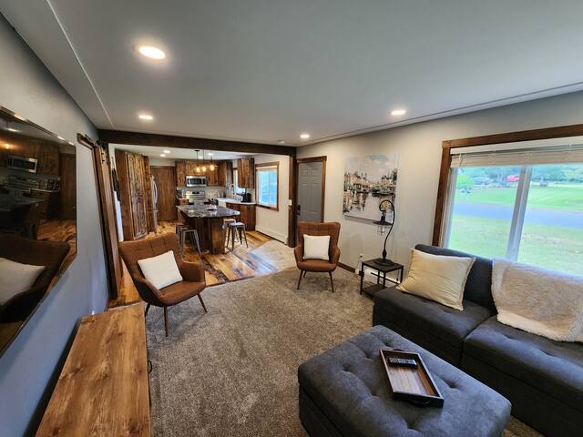 Luxurious remodel near historic downtown Hudson! gallery image 5