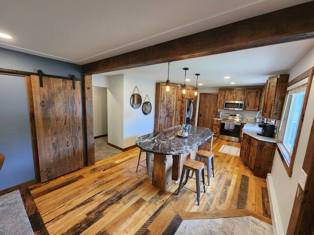 Gorgeous 5 Bedroom Remodel near Downtown Hudson! gallery image 4