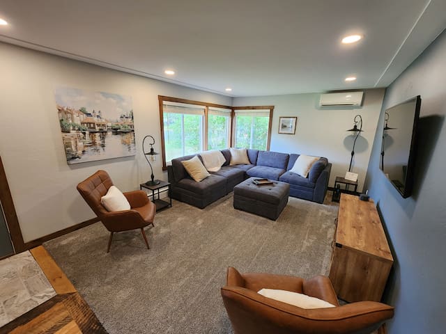 Gorgeous 5 Bedroom Remodel near Downtown Hudson! gallery image 5