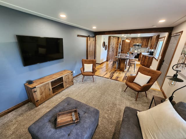 Luxurious remodel near historic downtown Hudson! gallery image 4