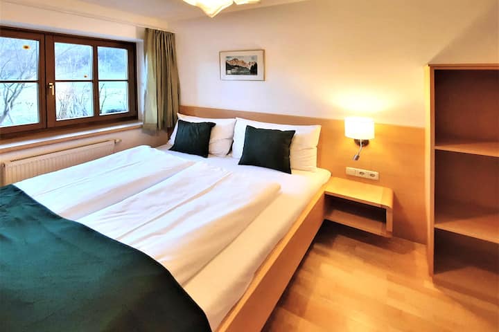 vomLandl Naturapartment EschenWald. 
Dormitorio 2 con cama doble (200x160 cm) hecho de madera de ceniza maciza y muchos materiales naturales y textiles y colchones probados en contaminantes. Para dormir bien por la noche. Ubicación tranquila al jardín