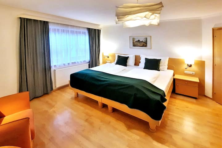 vomLandl Naturapartment EschenWald. 
Dormitorio 1 con cama doble (200x180 cm) hecho de madera de ceniza maciza y muchos materiales naturales y textiles y colchones probados en contaminantes. Para dormir bien por la noche. Ubicación tranquila al jardín