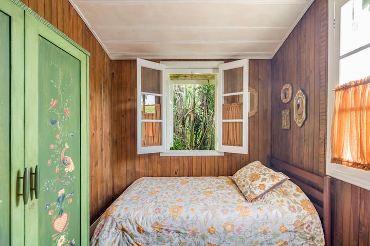 Საძინებელი 3 , 2 ორადგილიანი საწოლით, ერთი კარადა