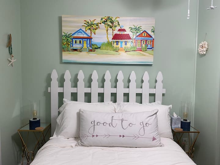 Წინა საძინებელი 1 ან 2 ადამიანისთვის.  Საწოლი სრული/დიდი ზომის.  Კარადა და კარადა შედის.  Ამ ოთახში ტელევიზორი არ არის.  Ასე რომ, თუ კითხვა გსურთ, უნდა „დაარქვათ მას!“