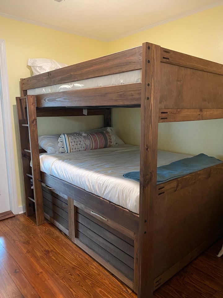 Ორსართულიან ნომერში 4 ადამიანი ეტევა!  Აქ არის 2 სრული ზომის საწოლი (სრული) კომოდით, კარადათი და ტელევიზორით.  