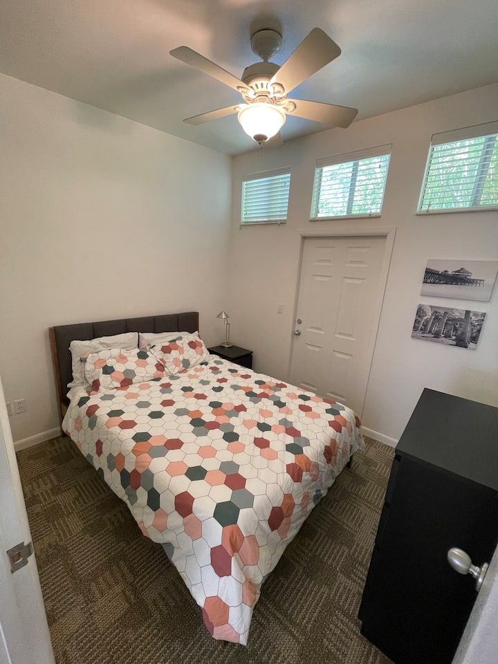 Nuovo letto queen-size con materasso in memory foam e porta aggiuntiva verso l'esterno. Il bagno è dotato di bagno privato. 