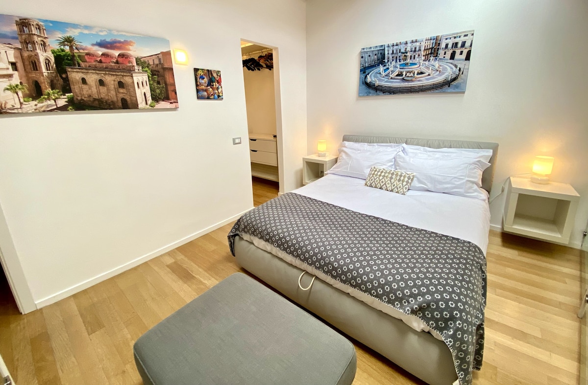 amplio dormitorio, puff para el equipaje, amplia variedad de almohadas de espuma viscoelástica, cubrecamas de 5 cm, cómodo y siempre limpio 100% hecho en Italia sábanas de algodón puro.