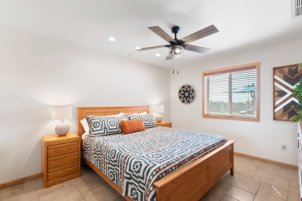 2nd bedroom with king bed