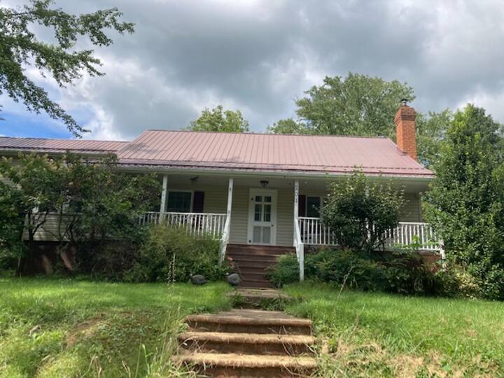 Farmhouse, chickens, valley, great hiking Houses for Rent in