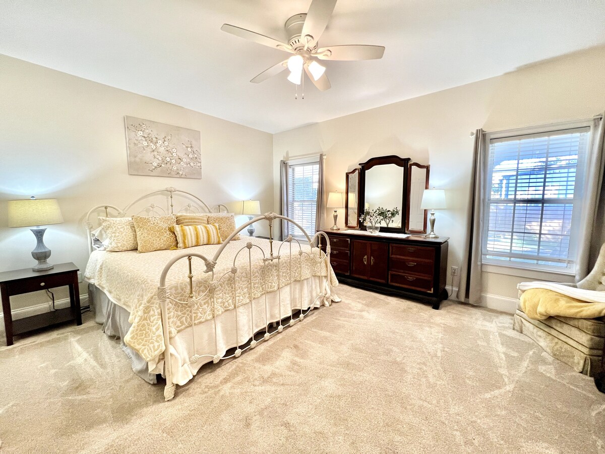 Glavna spavaća soba s bračnim krevetom i privatnom kupaonicom te ormarom.