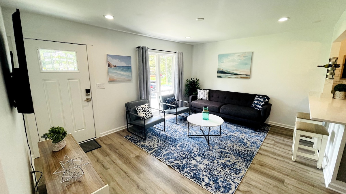 Пространа дневна соба со доволно места за седење и многу природна сончева светлина. Телевизор со рамен екран со достапни услуги за емитување. Дневната соба е совршена за собири и семејни филмски вечери.