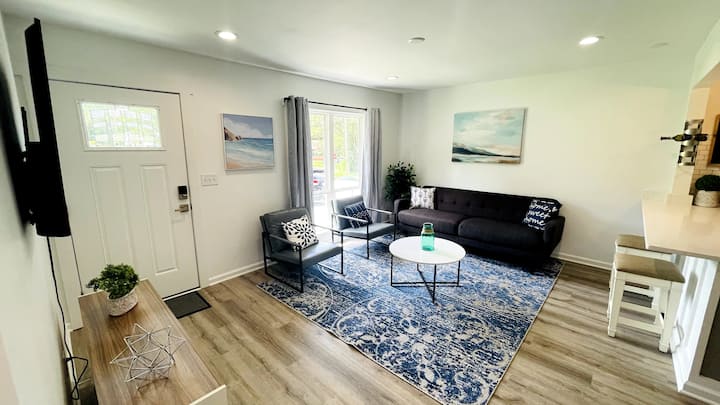 Ruime woonkamer met ruime zitplaatsen en veel natuurlijk zonlicht. Flatscreen-tv met streamingdiensten beschikbaar. De woonkamer is perfect voor bijeenkomsten en familiefilmavonden.