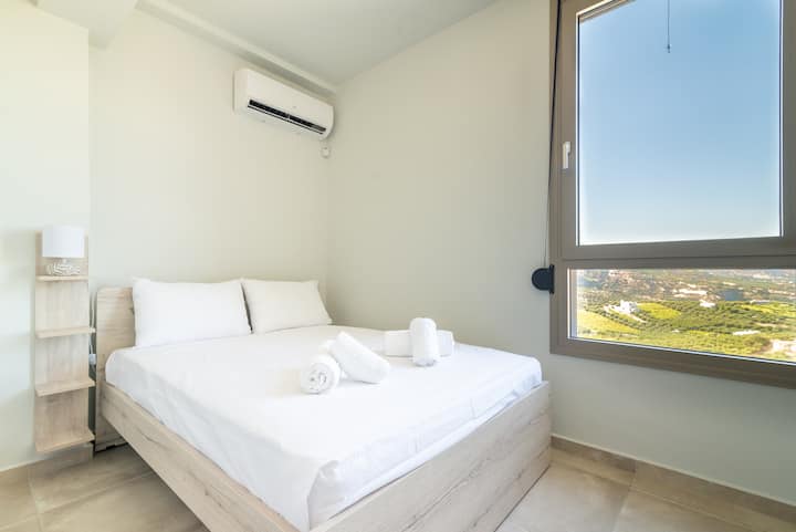 Vstúpte do našej príjemnej spálne a kúpte sa v prirodzenom svetle zo širokých okien, ktoré rámujú výhľad na vonkajšie prostredie. S modernou televíziou a útulným pohodlím je to ideálne miesto na oddych a načerpanie nových síl.