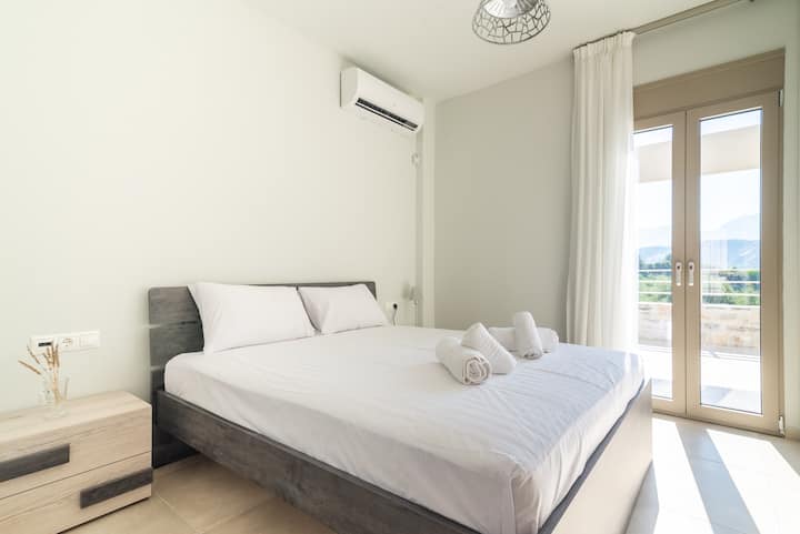 Vstúpte do hlavnej spálne, ktorá je útočiskom pokoja navrhnutá tak, aby vám ponúkla čo najviac pohodlia a relaxácie. Jemné svetlo filtruje cez balkónové dvere a ponúka inšpiratívne výhľady, ktoré sľubujú pokojný začiatok vášho dňa.