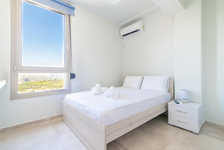 Vstúpte do našej príjemnej spálne a kúpte sa v prirodzenom svetle zo širokých okien, ktoré rámujú výhľad na vonkajšie prostredie. S modernou televíziou a útulným pohodlím je to ideálne miesto na oddych a načerpanie nových síl.