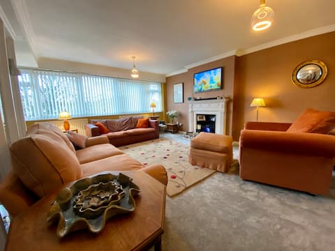 Popular Airbnb listing: Hurst Park Maisonette in Elmbridge