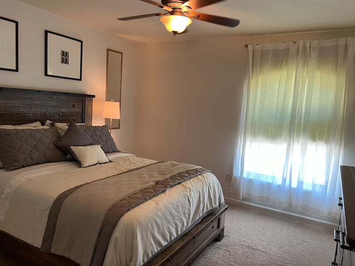 Hosťovská izba na poschodí s manželskou posteľou