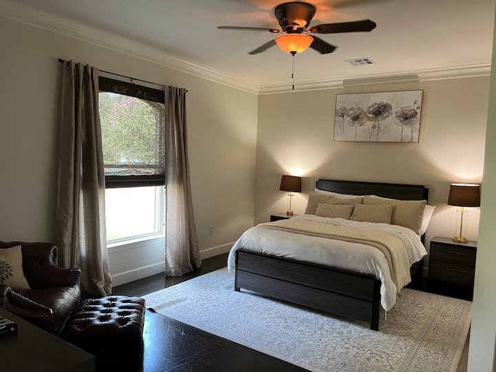 Pohodlná a štýlová hlavná spálňa na prízemí