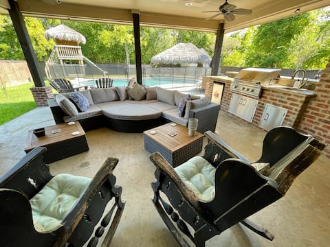Cheerful 4 Bedroom with Pool and Outdoor Oasis