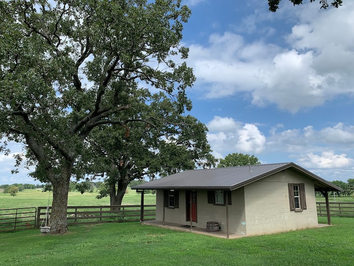 Cozy Country Cabin with a kingsize bed Cabins for Rent in Tahlequah, Oklahoma, United States