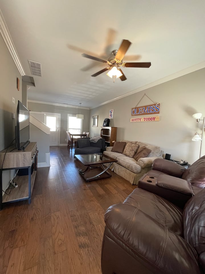 Luxury 3 Bed 3.5 Bath Condo, Perfect Location! Townhouses for Rent in